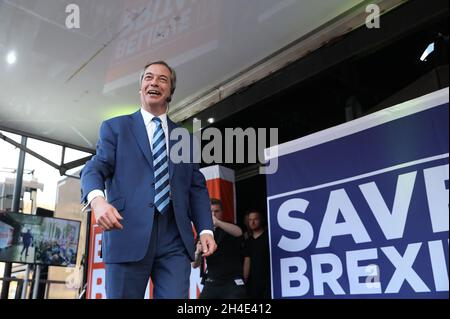 Der ehemalige UKIP-Führer Nigel Farage spricht auf der Bühne beim Protest „March to Leave“ auf dem Parliament Square in Westminster, London Stockfoto
