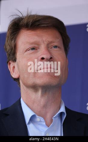 Leave bedeutet, Mitgründer Richard Tice auf der Bühne des Protestes „March to Leave“ am Parliament Square, Westminster, London, zu lassen Stockfoto