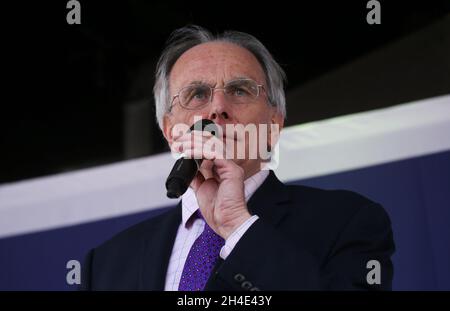 Der konservative Abgeordnete Peter Bone spricht auf der Bühne beim Protest „March to Leave“ auf dem Parliament Square in Westminster, London Stockfoto