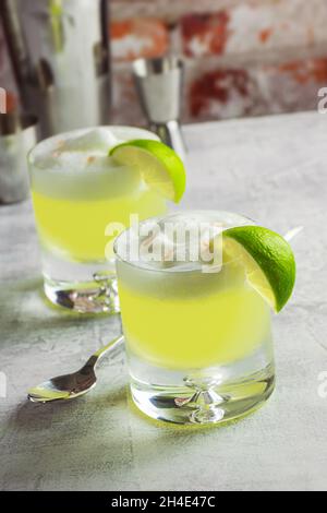 Pisco Sour-Cocktails mit weißem Schaum aus Limette und Ei auf der Bar Top mit Werkzeugen Stockfoto