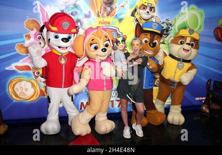 Naomi ist mit seinem Sohn bei der Gala-Vorführung von Paw Patrol Mighty Pups auf dem Cineword Leicester Square in London dabei. Bild datiert: Sonntag, 12. Mai 2019. Bildnachweis sollte lauten: Isabel Infantes / EMPICS Entertainment. Stockfoto