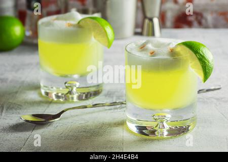 Pisco Sour-Cocktails mit weißem Schaum aus Limette und Ei auf der Bar Top mit Werkzeugen Stockfoto