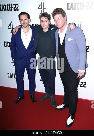 Martin Delaney (links), Gerran Howell und Josh Bolt bei der britischen Premiere von Catch 22 in Vue Westfield, London Stockfoto