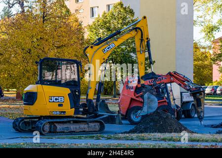 HODONIN, TSCHECHISCHE REPUBLIK - 26. Oktober 2021: Bandbagger JCB 65 und Scherkräger Locust 903 bei der Arbeit auf der Straße Stockfoto