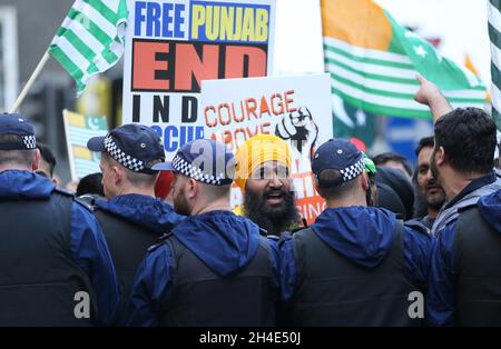 Demonstranten während eines „Freedom for Kaschmir“-Protestes gegen die indische Regierung - nachdem sie Kaschmir seinen von Indien verwalteten Sonderstatus entzogen hatte - vor der indischen Hohen Kommission in Aldwych, im Zentrum von London. Bild datiert: Donnerstag, 15. August 2019. Bildnachweis sollte lauten: Isabel Infantes / EMPICS Entertainment. Stockfoto