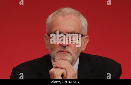 Jeremy Corbyn hört dem schottischen Labour-Führer Richard Leonard zu, als er seine Rede am dritten Tag der Jahreskonferenz der Labour Party im Brighton Center in Brighton hält. Bild datiert: Montag, 23. September 2019. Bildnachweis sollte lauten: Isabel Infantes / EMPICS Entertainment. Stockfoto