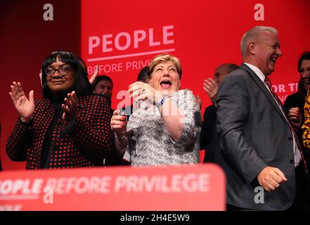 (Von links nach rechts) die Minister des Schattenkabinetts Diane Abbott, Emily Thornberry und Ian Lavery feiern am Ende von Jeremy Corbyns Grundsatzrede während der Jahreskonferenz der Labour Party im Brighton Center in Brighton. Bild datiert: Dienstag, 24. September 2019. Bildnachweis sollte lauten: Isabel Infantes / EMPICS Entertainment. Stockfoto