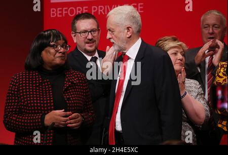 (Von links nach rechts) die Ministerin des Schattenkabinetts Diane Abbott begrüßt den Labour-Parteiführer Jeremy Corbyn nach seiner Grundsatzrede während der Jahreskonferenz der Labour Party im Brighton Center in Brighton. Bild datiert: Dienstag, 24. September 2019. Bildnachweis sollte lauten: Isabel Infantes / EMPICS Entertainment. Stockfoto