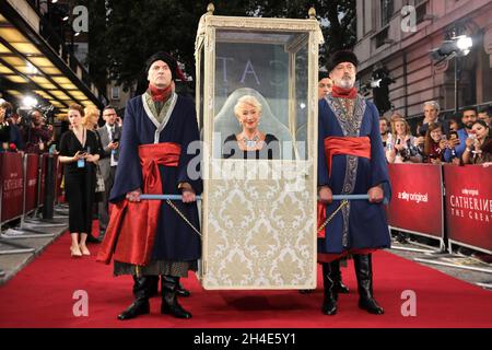 Dame Helen Mirren kommt über einen Sedan Chair an der Catherine the Great Premiere im Curzon Theatre, London, am Mittwoch, 25. September 2019. Bildnachweis sollte lauten: Isabel Infantes / EMPICS Entertainment. Stockfoto