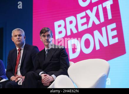 (Von links nach rechts) Brexit-Sekretär Stephen Barclay und der Vorsitzende des Unterhauses Jacob Rees-Mogg während der Sitzung „Delivering Brexit“ am ersten Tag der Konferenz der Konservativen Partei, die im Manchester Convention Center abgehalten wird Stockfoto