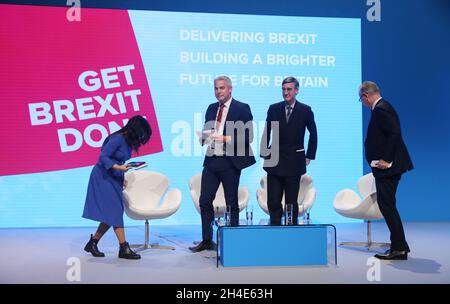 (Zweiter von links nach rechts) Brexit-Sekretär Stephen Barclay, der Vorsitzende des Unterhauses Jacob Rees-Mogg und der Kanzler des Herzogtums Lancaster Michael Gove während der Sitzung „Delivering Brexit“ am ersten Tag der Konferenz der Konservativen Partei im Manchester Convention Center Stockfoto