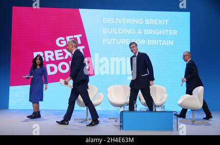 (Zweiter von links nach rechts) Brexit-Sekretär Stephen Barclay, der Vorsitzende des Unterhauses Jacob Rees-Mogg und der Kanzler des Herzogtums Lancaster Michael Gove während der Sitzung „Delivering Brexit“ am ersten Tag der Konferenz der Konservativen Partei im Manchester Convention Center Stockfoto
