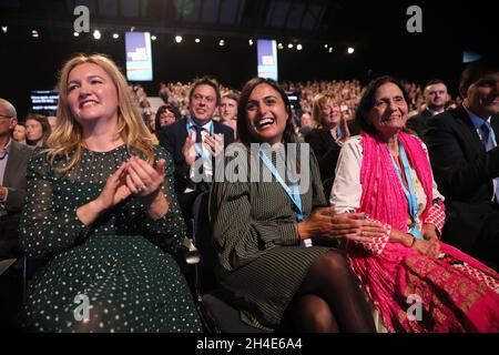 (Links) Laura Javid, Ehefrau des Schatzkanzlers Sajid Javid, und seine Mutter Zubaid Javid (rechts) während seiner Rede am zweiten Tag der Konferenz der Konservativen Partei, die im Manchester Convention Center abgehalten wird. Bild datiert: Montag, 30. September 2019. Bildnachweis sollte lauten: Isabel Infantes / EMPICS Entertainment. Stockfoto