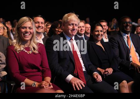 Premierminister Boris Johnson und Innenminister Priti Patel (rechts) während der Rede des Schatzkanzlers Sajid Javid am zweiten Tag der Konferenz der Konservativen Partei im Manchester Convention Center. Bild datiert: Montag, 30. September 2019. Bildnachweis sollte lauten: Isabel Infantes / EMPICS Entertainment. Stockfoto