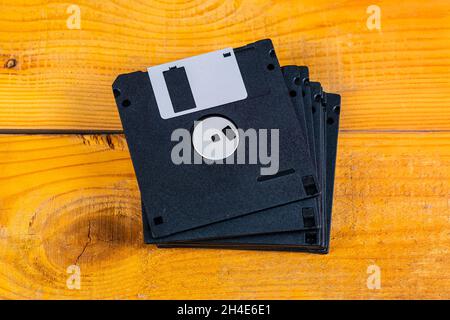 Diskettenlaufwerk auf Holzplanken gesetzt Hintergrund Nahaufnahme Stockfoto