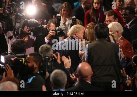 Premierminister Boris Johnson begrüßt seine Freundin Carrie Symonds nach seiner Grundsatzrede am letzten Tag der Konferenz der Konservativen Partei im Manchester Convention Center. Bild datiert: Mittwoch, 2. Oktober 2019. Bildnachweis sollte lauten: Isabel Infantes / EMPICS Entertainment. Stockfoto