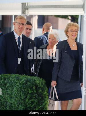 (Rechts) Andrea Leadsom und Ehemann Ben Leadsom (links) am letzten Tag der Konferenz der Konservativen Partei, die im Manchester Convention Center abgehalten wird. Bild datiert: Mittwoch, 2. Oktober 2019. Bildnachweis sollte lauten: Isabel Infantes/ EMPICS Entertainment. Stockfoto