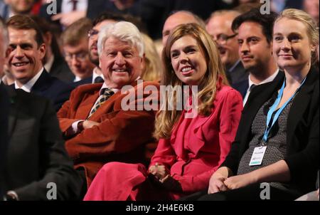 (Zweiter von links) Boris Johnsons Vater Stanley Johnson und Carrie Symonds (Mitte) sehen zu, wie der Premierminister am letzten Tag der Konferenz der Konservativen Partei im Manchester Convention Center seine Hauptrede hält. Bild datiert: Mittwoch, 2. Oktober 2019. Bildnachweis sollte lauten: Isabel Infantes / EMPICS Entertainment. Stockfoto