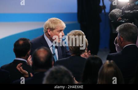 Premierminister Boris Johnson begrüßt die Kabinettsminister nach seiner Grundsatzrede am letzten Tag der Konferenz der Konservativen Partei im Manchester Convention Center. Bild datiert: Mittwoch, 2. Oktober 2019. Bildnachweis sollte lauten: Isabel Infantes/ EMPICS Entertainment. Stockfoto