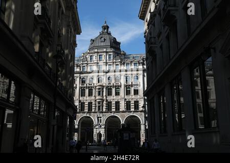 Eine Gesamtansicht des unter Denkmalschutz stehenden Apple Stores in der Regent Street, London, der aus dem Jahr 1898 stammt und ursprünglich das Atelier des viktorianischen Mosaikers Antonio Salviati aus Venedig war. Ausgabe vom: Donnerstag, 30. Januar 2020. Bildnachweis sollte lauten: Isabel Infantes/EMPICS Entertainment. Stockfoto