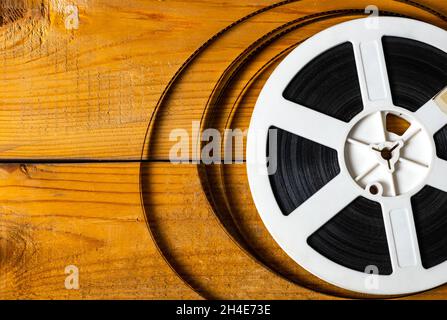 Alte Filmrolle auf den Holzplanken Hintergrund Nahaufnahme Stockfoto