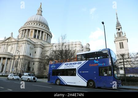 Ein Tourbus mit offenem Ausgang von Golden Tours fährt an der St Paul's Cathedral in London vorbei. Bild datiert: Dienstag, 11. Februar 2020. Bildnachweis sollte lauten: Isabel Infantes / EMPICS Entertainment. Stockfoto