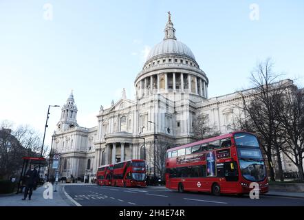 Die roten Doppeldeckerbusse fahren an der St Paul's Cathedral in London vorbei. Bild datiert: Dienstag, 11. Februar 2020. Bildnachweis sollte lauten: Isabel Infantes / EMPICS Entertainment. Stockfoto