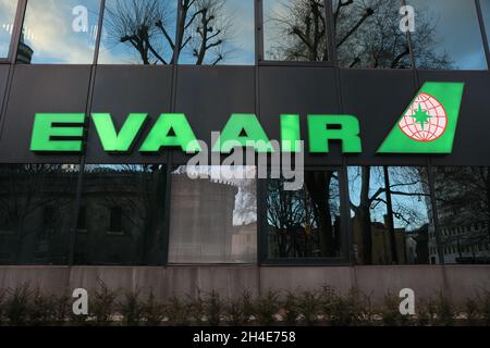 Ein Logo von EVA AIR (Evergreen Airways) vor dem Hauptsitz der taiwanesischen internationalen Fluggesellschaft in Euston London. Bild datiert: Dienstag, 11. Februar 2020. Bildnachweis sollte lauten: Isabel Infantes / EMPICS Entertainment. Stockfoto