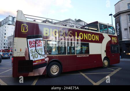 Ein Tourbus mit offenem Ausgang von der Londoner Big Bus-Gesellschaft fährt am Bahnhof St. Pancras International in London vorbei. Bild datiert: Dienstag, 11. Februar 2020. Bildnachweis sollte lauten: Isabel Infantes / EMPICS Entertainment. Stockfoto