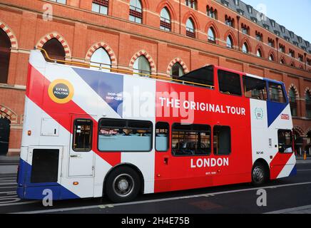 Ein Tourbus mit offenem Turm von der Original Tour Company fährt am Bahnhof St. Pancras International in London vorbei. Bild datiert: Dienstag, 11. Februar 2020. Bildnachweis sollte lauten: Isabel Infantes / EMPICS Entertainment. Stockfoto