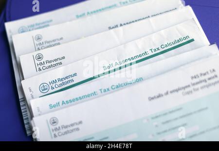 HRMC-Steuerformulare zur Selbstbewertungssteuerberechnung, die von Selbständigen verwendet werden. Ausgabedatum: Donnerstag, 2. April 2020. Stockfoto
