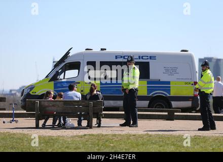 Die Polizei begibt sich auf Sonnenanbeter in Primrose Hill, im Norden Londons, da Großbritannien weiterhin in der Blockierung ist, um die Ausbreitung des Coronavirus einzudämmen Stockfoto