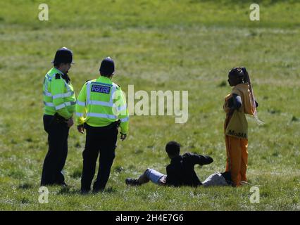 Die Polizei begibt sich auf Sonnenanbeter in Primrose Hill, im Norden Londons, da Großbritannien weiterhin in der Blockierung ist, um die Ausbreitung des Coronavirus einzudämmen Stockfoto