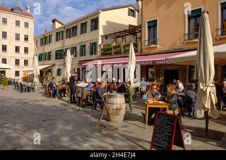 Touristen genießen Campo Santa Margherita in venedig Italien Stockfoto