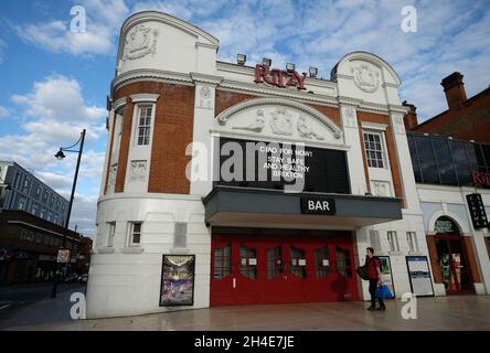 Eine Nachricht an der Vorderseite ein geschlossenes, ritzy Cinema and Cafe in Brixton, im Süden Londons, warnt Kunden, zu Hause zu bleiben, da Großbritannien weiterhin in der Sperre ist, um die Ausbreitung des Coronavirus einzudämmen. Bilddatum: Montag, 6. April 2020. Stockfoto