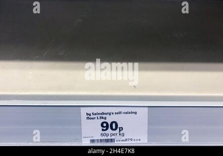 In einem Sainsbury's Store in London ist ein leeres Regal auf Mehlpackungen nicht mehr vorrätig, da Großbritannien weiterhin in der Blockierung ist, um die Ausbreitung des Coronavirus einzudämmen. Bilddatum: Mittwoch, 15. April 2020. Stockfoto