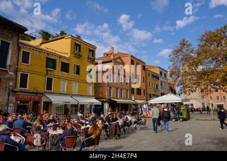 Touristen genießen Campo Santa Margherita in Venedig, Italien Stockfoto