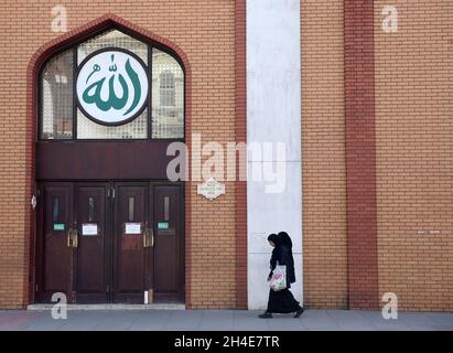 Muslimische Frauen gehen an einer geschlossenen Ost-London-Moschee im Osten Londons vorbei, während das Vereinigte Königreich weiterhin im Lockdown ist, um die Ausbreitung des Coronavirus einzudämmen. Bilddatum: Freitag, 24. April 2020. Stockfoto