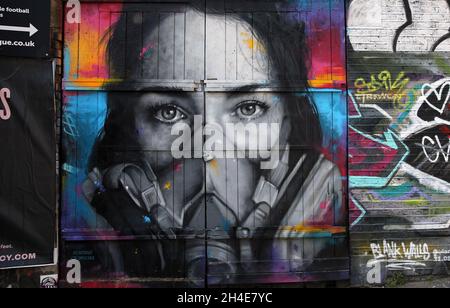 Ein Graffiti der Künstlerin BKFoxx, die ihre von der französischen Straßenkünstlerin Zabou gemalte Graffiti-Maske an einer Wand in der Brick Lane, Shoreditch, im Osten Londons trägt, während das Vereinigte Königreich weiterhin im Lockdown ist, um die Ausbreitung des Coronavirus einzudämmen. Bilddatum: Freitag, 24. April 2020. Stockfoto