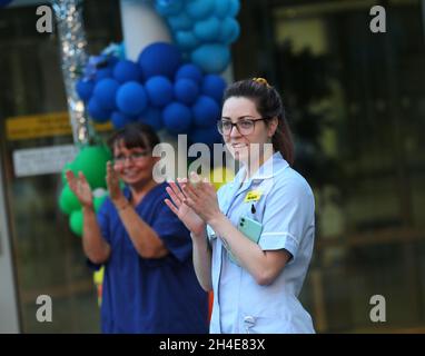 NHS-Mitarbeiter des Whittington Hospital im Norden Londons begrüßen lokale Helden während des landesweiten Clap for Carers, der die NHS-Mitarbeiter und Betreuer im Kampf gegen die Coronavirus-Pandemie erkennt und unterstützt. Bilddatum: Donnerstag, 30. April 2020. Stockfoto