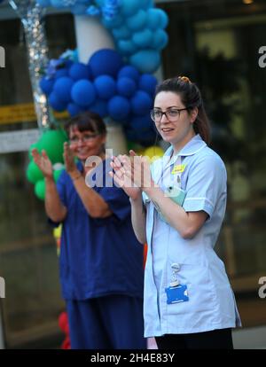 NHS-Mitarbeiter des Whittington Hospital im Norden Londons begrüßen lokale Helden während des landesweiten Clap for Carers, der die NHS-Mitarbeiter und Betreuer im Kampf gegen die Coronavirus-Pandemie erkennt und unterstützt. Bilddatum: Donnerstag, 30. April 2020. Stockfoto