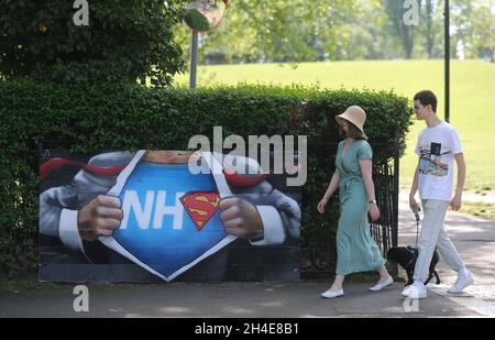 Die Menschen gehen an einem NHS-Superman-Graffiti des Straßenkünstlers Lionel Stanhope vorbei, um den NHS-Arbeitern von Ladywell, im Südosten Londons, Tribut zu zollen, während Großbritannien weiterhin im Lockdown ist, um die Ausbreitung des Coronavirus einzudämmen. Bilddatum: Freitag, 8. Mai 2020. Stockfoto