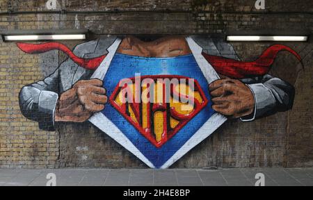 Ein NHS-Superman-Graffiti des Straßenkünstlers Lionel Stanhope, um den NHS-Arbeitern von Waterloo, London, Tribut zu zollen, während Großbritannien weiterhin im Lockdown ist, um die Ausbreitung des Coronavirus einzudämmen. Bilddatum: Freitag, 8. Mai 2020. Stockfoto