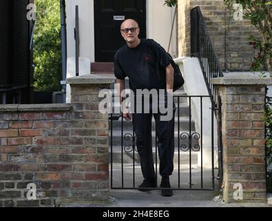 Dominic Cummings, der oberste Berater von Premierminister Boris Johnson, verlässt sein Haus im Norden Londons, während der Streit über seine Reise nach Durham während der Sperre weitergeht. Bilddatum: Donnerstag, 28. Mai 2020. Stockfoto