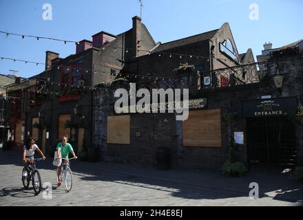 Radfahrer fahren an einem geschlossenen Anchor Bankside Pub in Southbank, London, vorbei, während Pubs in Großbritannien während der Sperre geschlossen bleiben, um die Ausbreitung des Coronavirus einzudämmen. Bilddatum: Montag, 1. Juni 2020. Stockfoto