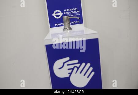 Eine neu installierte Hand Sanitizer Station, an der Pendler ihre Hände reinigen können, während sie durch die Finsbury Park U-Bahnstation fahren, während die Regierung beginnt, einige Sperrmaßnahmen in England zu lockern. Bilddatum: Montag, 1. Juni 2020. Stockfoto