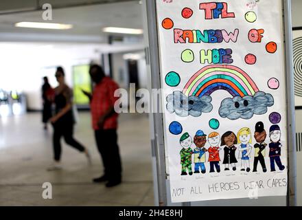 Eine Zeichnung, die auf einem Schild an der U-Bahn-Station Highbury und Islington zu sehen ist, zeigt einen Regenbogen und Schlüsselarbeiter, die der Arbeit aller Pflegekräfte Tribut zollen, während die Regierung beginnt, einige Sperrmaßnahmen in England zu lockern. Bilddatum: Montag, 1. Juni 2020. Stockfoto