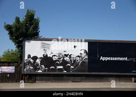 Eine satirische Plakatwand der von Eseln geleiteten Wahlkampfgruppe, auf der der britische Premierminister Boris Johnson zu sehen war, überlagerte das Gesicht des britischen Appeasement-Premierministers Neville Chamberlain im Norden Londons, nachdem Maßnahmen ergriffen wurden, um das Land aus der Sperre zu holen. Bilddatum: Montag, 25. Mai 2020. Stockfoto