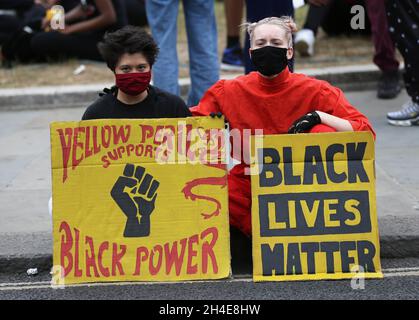 Menschen nehmen an einer Protestkundgebung für Black Lives Matter am Parliament Square in London Teil, in Erinnerung an George Floyd, der am 25. Mai in Polizeigewahrsam in der US-Stadt Minneapolis getötet wurde. Bilddatum: Mittwoch, 3. Juni 2020. Stockfoto