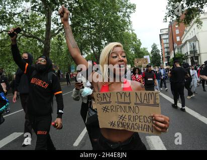 Menschen marschieren entlang der Park Lane im Zentrum Londons, während sie an einer Demonstration von Black Lives Matter teilnehmen, in Erinnerung an George Floyd, der am 25. Mai in Polizeigewahrsam in der US-Stadt Minneapolis getötet wurde. Bilddatum: Mittwoch, 3. Juni 2020. Stockfoto